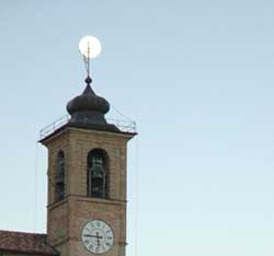 luna dietro campanile